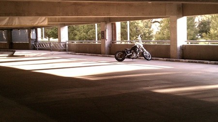Moto sola en garaje