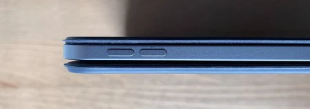 閉じた状態の Smart Keyboard Folio は iPad Pro の両側を覆い、端だけが見えます。