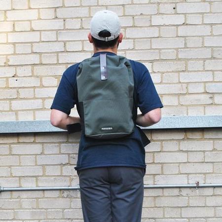 Para el gentleman de las dos ruedas: Mochila Hackney de Brooks