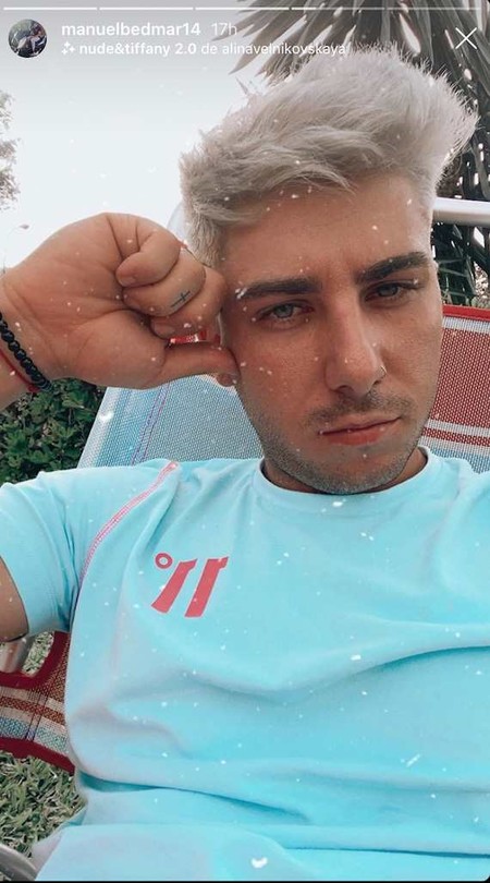 Culo veo, culo quiero. El novio de Rocío Flores se tiñe de platino y parece el gemelier de Albert Barranco
