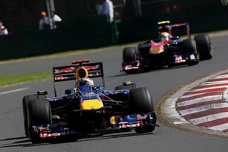 Sebastian Vettel y Jaime Alguersuari durante los entrenamientos libres del viernes del GP de Australia 2010