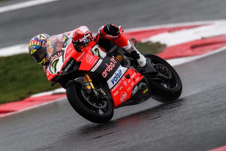 Chaz Davies aprovecha el abandono de Rea y gana en solitario la segunda carrera de SBK en Francia