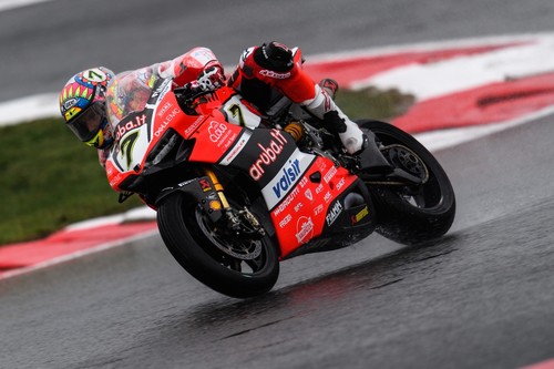 Chaz Davies aprovecha el abandono de Rea y gana en solitario la segunda carrera de SBK en Francia