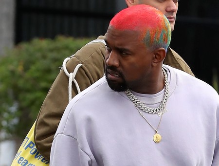 Kanye West y su pelo arcoiris nos ha dejado alucinados