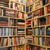 La nueva tendencia deco en estanterías que Marie Kondo no aprobaría: repletas de libros desordenados