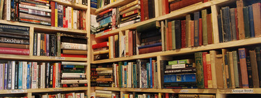 La nueva tendencia deco en estanterías que Marie Kondo no aprobaría: repletas de libros desordenados
