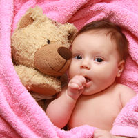 Lo absurdo de aconsejar que tu bebé duerma solo con un peluche, tu voz en una grabadora y algo que huele a mamá