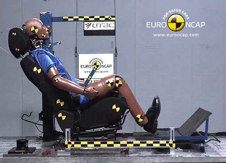 El Citroën DS4 y Citroën C4 son los dos modelos de la marca francesa que mejores resultados han obtenido en la prueba de latigazo cervical de EuroNCAP 