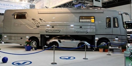 Volkner Mobil Performance S es el motorhome que además de lavavajillas, incluye un Porsche