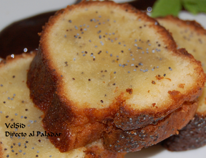 Brownie de chocolate blanco con semillas de amapola