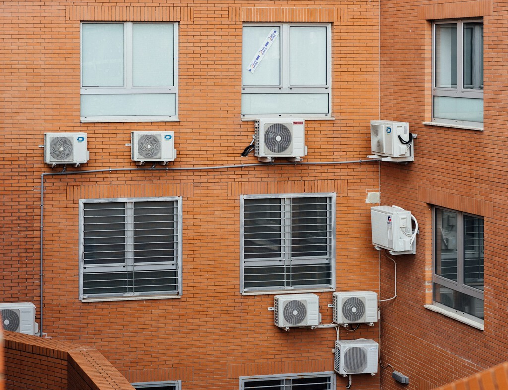Si tu aire acondicionado vierte agua a la calle, tienes un problema en la instalación y te juegas una multa 