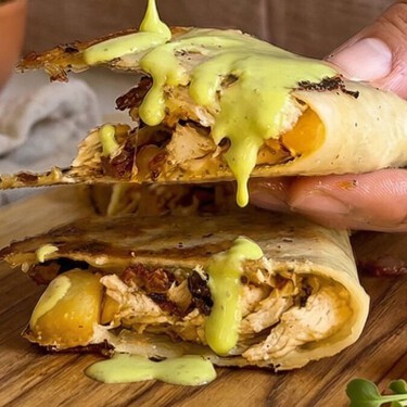 Tacos gratinados de tocino, piña y pollo: una receta fácil, jugosa y lista en un solo sartén