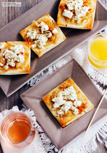 Canapés de cebolla caramelizada y queso de oveja. Receta de botana saludable