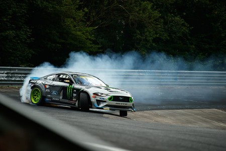 Así es hacer drift en Nürburgring con un Ford Mustang RTR de 912 CV, de la mano de Vaughn Gittin Jr