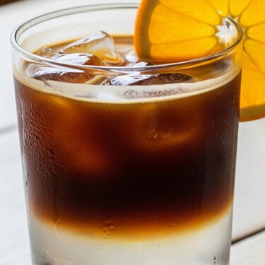 El orden de los factores sí altera el producto: café con agua mineral, prepáralo correctamente para evitar gases