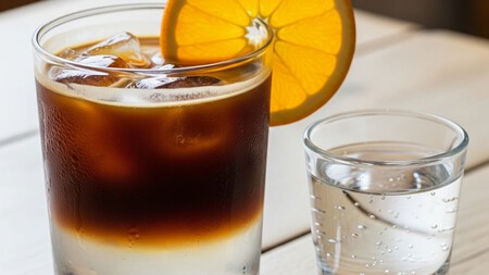 El orden de los factores sí altera el producto: café con agua mineral, prepáralo correctamente para evitar gases