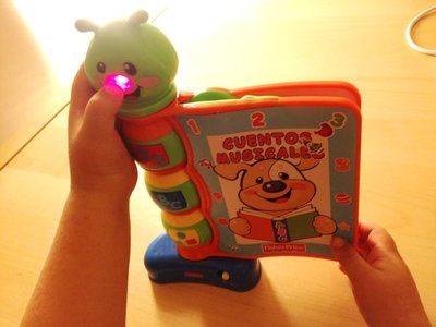 Cómo reaccionan niños de diferentes edades ante el libro interactivo de aprendizaje 