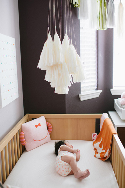 Precioso móvil hecho con borlas de papel para decorar la habitación infantil