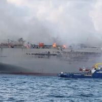 Barco se incendia con alrededor de 3,000 autos en Países Bajos 