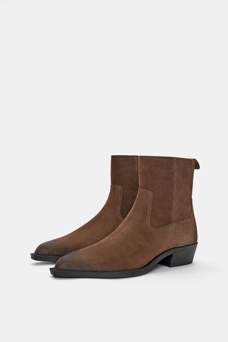 Los Hombres Con Mas Estilo De Paris Adoptan El Cowboy Core Y Cambian Las Zapatillas Por Las Botas Vaqueras Esta Temporada