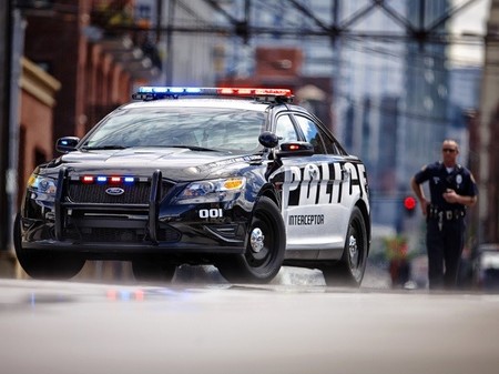 ¿Quién vigila al policía que te vigila? Pues... el coche de la policía