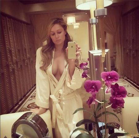 Paris Hilton empieza el año ¡con la bata abierta!