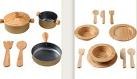 Juguetes de madera: vajilla y batería de cocina