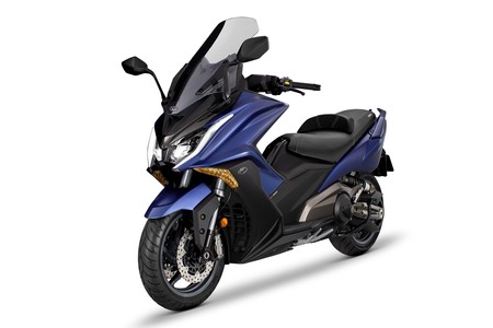 El Kymco AK 550 celebra su primer cumpleaños con navegador, un nuevo color y financiación de serie
