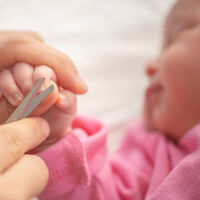 Cuándo y cómo cortar las uñas del recién nacido
