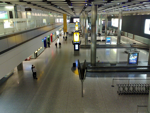 Retractilar la maleta por nuestra cuenta es un gran ahorro