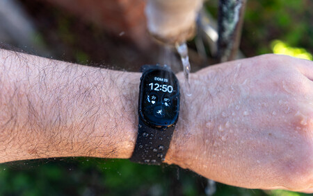 La Fitbit Edge posee certificación IP68: puede mojarse sin problemas
