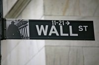 S&P baja la calificación a 37 bancos