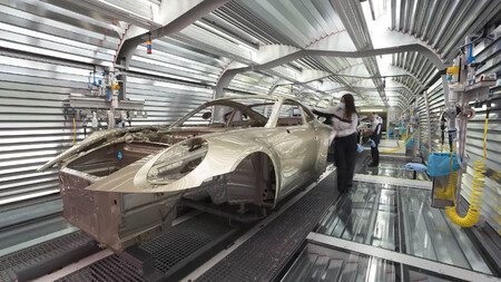 Paint_To_Sample_Gold_992_GT3_Production_Line