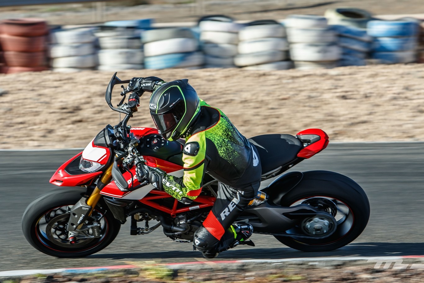 Probamos la Ducati Hypermotard 950: 114 CV de diversión garantizada en carretera y circuito