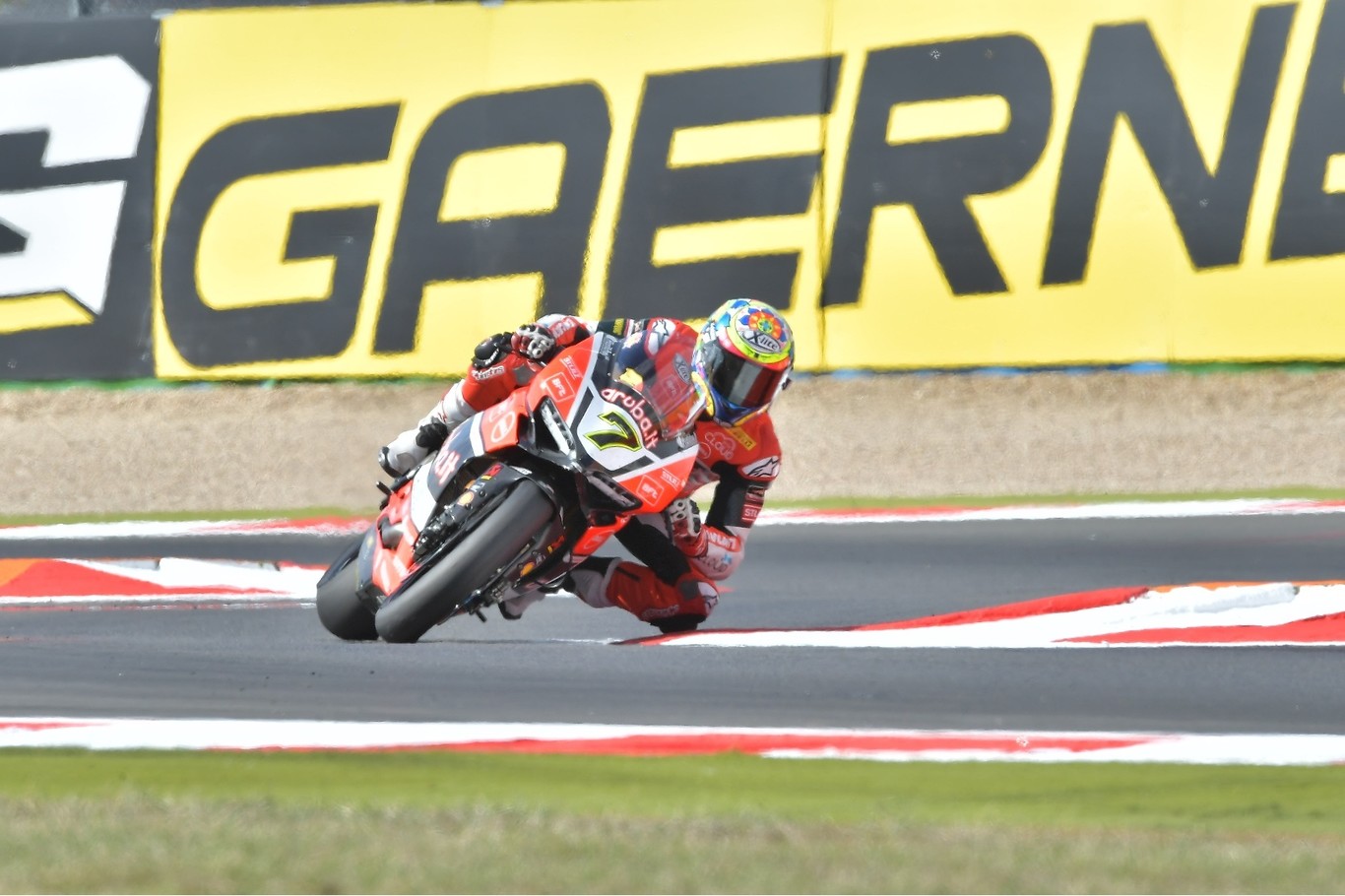 Chaz Davies se anota la loca primera manga de Magny-Cours