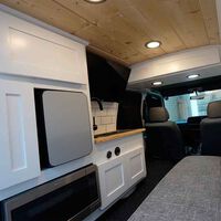 Este youtuber se ha inventado la camper más pequeña del planeta: una habitación de lujo del tamaño de un SEAT 600 