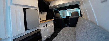 Este youtuber se ha inventado la camper más pequeña del planeta: una habitación de lujo del tamaño de un SEAT 600 
