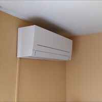 Si eres de los que apaga el aire acondicionado desde el mando a distancia cuando acaba el verano, esto es lo que te cuesta hacerlo 