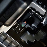 ¿Para qué sirve el + / - en la transmisión automática de tu auto y cuándo deberías usarlo?