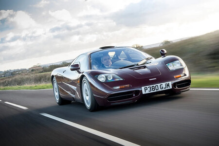 Rowan Atkonson al volante de su McLaren F1