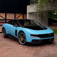 Sale a la venta el primer Ferrari diseñado por Jony Ive. Y nos recuerda a uno de sus diseños más polémicos en Apple