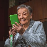 Los móviles para mayores no siempre son fáciles. Maximiliana propone algo diferente: que (casi) no tengan que tocarlos