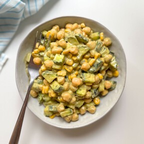 El pepino y los garbanzos se combinan de maravilla en esta saludable y saciante ensalada 