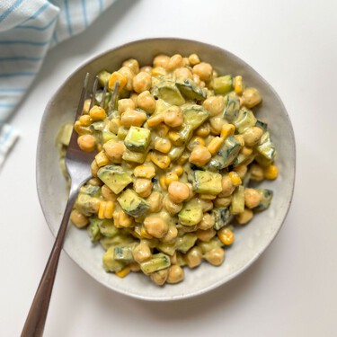 El pepino y los garbanzos se combinan de maravilla en esta saludable y saciante ensalada 