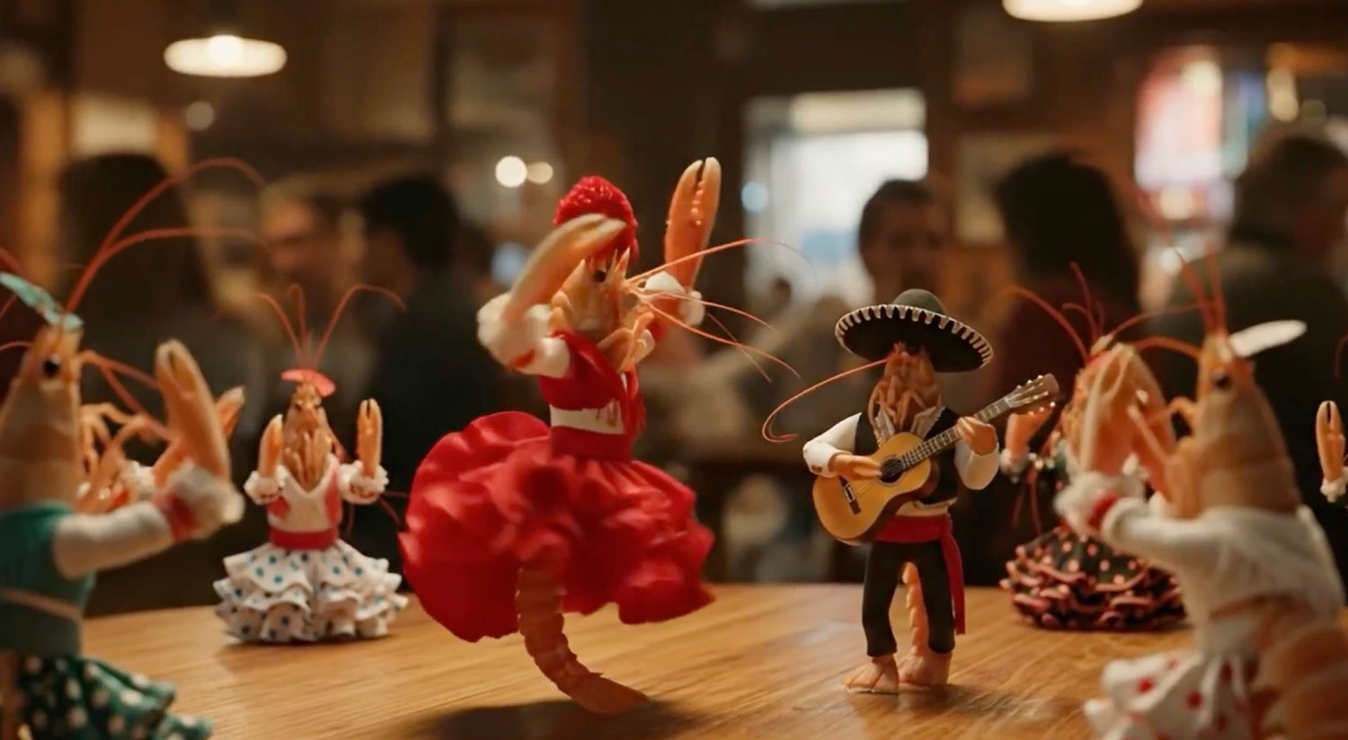 Fotograma de un vídeo creado con Veo 3 donde un grupo de gambas bailan flamenco