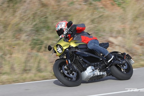 Probamos la Harley-Davidson LiveWire: la moto eléctrica de Milwaukee es tan sorprendente como demoledora