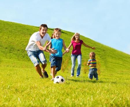 Familia jugando, familia activa