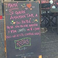 "Si quiere amamantar a su bebé pase sin pedir permiso": una estupenda iniciativa de apoyo a la lactancia materna digna de imitar