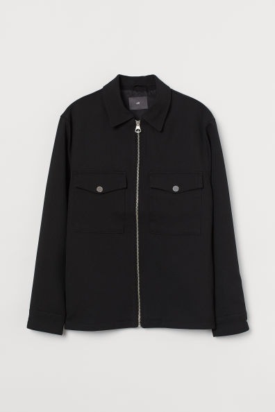Chaqueta camisera con cuello, cremallera delante y bolsillos superiores con solapa y botón de presión. Puños con abertura y botón de presión, y bajo recto. Forrada. Confeccionada con poliéster parcialmente reciclado.