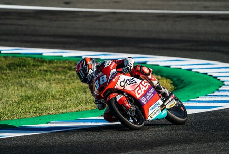 Cara y cruz para Aspas Team en Jerez: Izan Guevara lidera en Moto3 pero Sergio García se ha caído dos veces